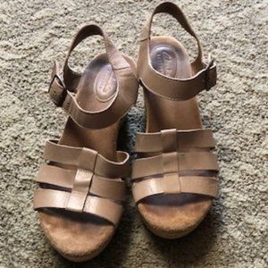 Clarks Artisan Caslynn Harp neutral/beige wedge sandals size 8.5M strappy